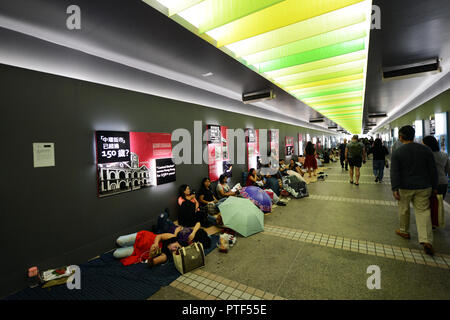 Filipino domestic helpers enjoying their Sunday ( day off ) in Hong Kong Central district. Stock Photo