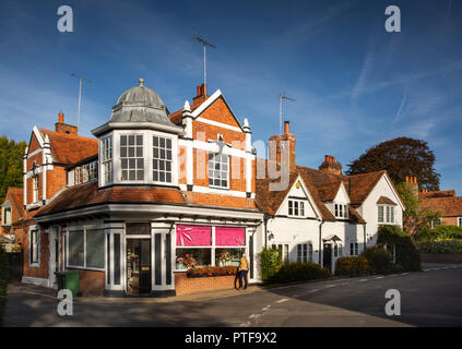 England, Berkshire, Goring on Thames, Manor Road, Ferry Lane Florist’s shop in Edwardian building Stock Photo