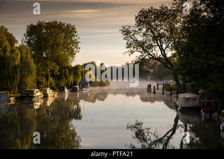 England, Berkshire, Streatley, early morning mist on River Thames outside Swan Hotel Stock Photo
