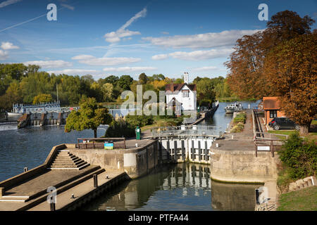 England, Berkshire, Goring on Thames, lock keepers cottage at locks and weir on River Thames Stock Photo