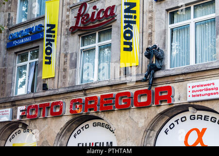 Mannequin Of Photographer With Nikon Camera And Telephoto Lens On Frontage Of Foto Gregor Camera Shop Neumarkt Koln Nordrhein Westfalen Germany Stock Photo Alamy