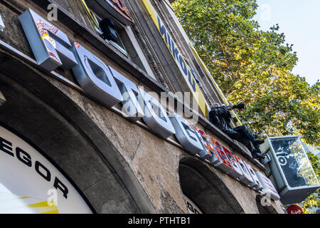 Mannequin Of Photographer With Nikon Camera And Telephoto Lens On Frontage Of Foto Gregor Camera Shop Neumarkt Koln Nordrhein Westfalen Germany Stock Photo Alamy