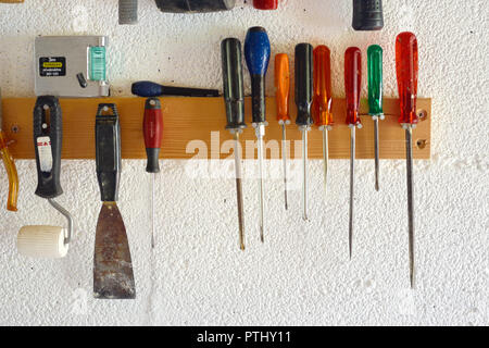 Garage Tool Rack mit verschiedenen Werkzeugen und Zubehör an Bord zu  reparieren Stockfotografie - Alamy