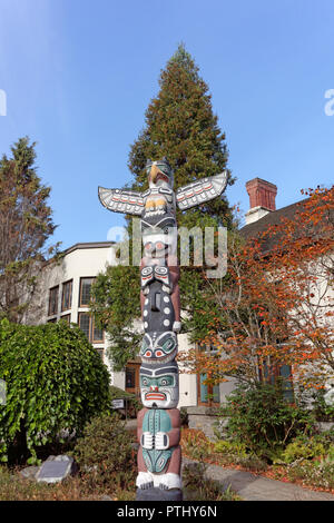 Victory Through Honour Kwakiutl First Nations totem pole outside Brock Hall on the campus of the University of British Columbia, Vancouver, BC, CaNADA Stock Photo