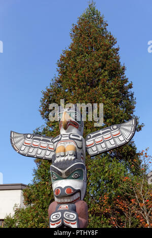 Thunderbird sculpture on top of Victory through Honour totem pole in front of Brock House, University of British Columbia, Vancouver, BC, Canada Stock Photo