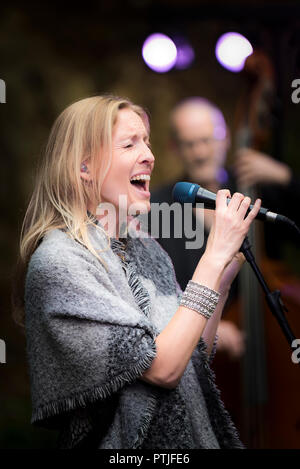 Janice Mitchelson vocalist with the The Grace Notes performing at Trebah Garden amphitheatre in Cornwall. Stock Photo
