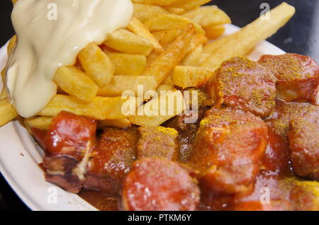 Makro von Currywurst und Pommes und Mayo Stock Photo