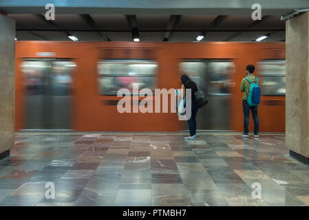 A train arriving to the Etiopía / Plaza de la Transparencia metro station in Mexico City Stock Photo