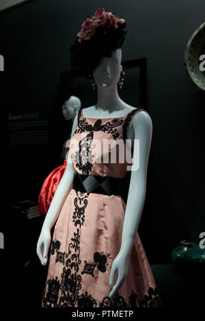 Madrid, Spain. 9th Oct, 2018. Naty Abascal's dresses are exhibited during 'TELVA tributo. Una cronica de moda. Coleccion Naty Abascal' exhibition at Royal Academy of Fine Arts of San Fernando in Madrid. Credit: Legan P. Mace/SOPA Images/ZUMA Wire/Alamy Live News Stock Photo