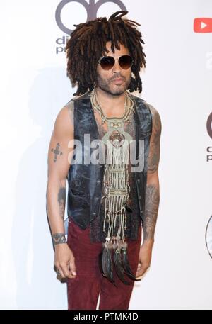 Los Angeles, USA. 9th Oct 2018. Lenny Kravitz poses in the press room of the 2018 American Music Awards at Microsoft Theatre in Los Angeles, USA, on 09 October 2018. | usage worldwide Credit: dpa picture alliance/Alamy Live News Stock Photo