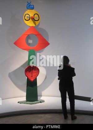 Paris, France. 06th Oct, 2018. A visitor stands in front of the Miro sculpture 'Caressing a bird' in the Joan Miro retrospective. Around 150 works will be shown, including paintings, sculptures and ceramics. It is one of the most extensive exhibitions dedicated to the Catalan artist in France. (to dpa 'Paris shows for the first time again important Joan Miró retrospective' from 10.10.2018) Credit: Sabine Glaubitz/dpa/Alamy Live News Stock Photo