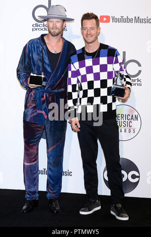 LOS ANGELES, USA - OCTOBER 9: Brian Kelley (L) and Tyler Hubbard of Florida Georgia Line photographed in the press room of the 2018 American Music Awards at the Microsoft Theater on October 9, 2018 in Los Angeles, USA.  Credit: John Rasimus /MediaPunch  ***FRANCE, SWEDEN, NORWAY, DENARK, FINLAND, USA, CZECH REPUBLIC, SOUTH AMERICA ONLY*** Stock Photo