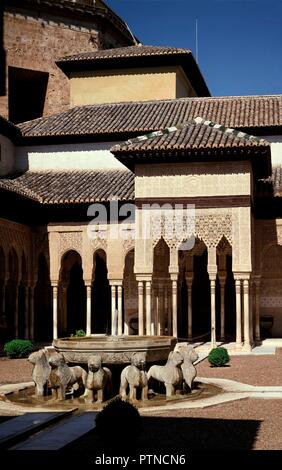 FUENTE DE LOS LEONES CON LA FACHADA OESTE DEL PATIO AL FONDO - SIGLO XIV. Location: ALHAMBRA-PATIO DE LOS LEONES. GRANADA. SPAIN. Stock Photo