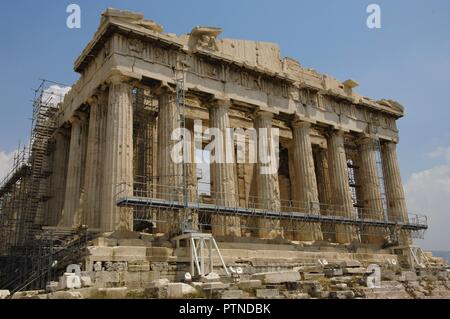 Greece. Athens. Acropolis. Parthenon. Classical temple dedicated to Athena, 447 BC-432 BC. Doric order. Architects: Iktinos and Callicrates. Sculptor: Phidias. General  view. Stock Photo