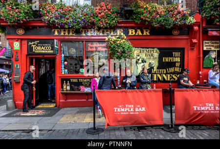 Tourists standing in front of the Temple Bar Pub in Dublin, Ireland Stock Photo