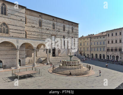 Perugia Umbria Italy. Sight over Piazza IV Novembre with tourists around the Fontana Maggiore and the cathedral of San Lorenzo (Saint Lawrence built 1 Stock Photo