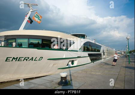 Wien, Donau, Flusskreuzfahrtschiffe - Vienna, Danube, Cruise Ships Stock Photo