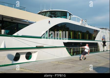 Wien, Donau, Flusskreuzfahrtschiffe - Vienna, Danube, Cruise Ships Stock Photo