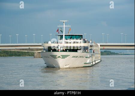 Wien, Donau, Flusskreuzfahrtschiffe - Vienna, Danube, Cruise Ships Stock Photo