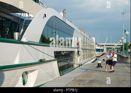 Wien, Donau, Flusskreuzfahrtschiffe - Vienna, Danube, Cruise Ships Stock Photo