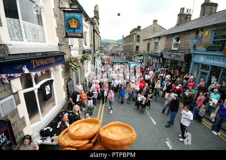 World Black Pudding Throwing Championships 2008, held at the Royal Oak,Public House Bridge Street, Ramsbottom 14th September 2008. Winners were Adam R Stock Photo