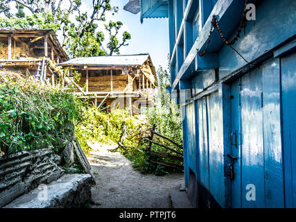 A local Himachali house on Kherrganga trail Stock Photo