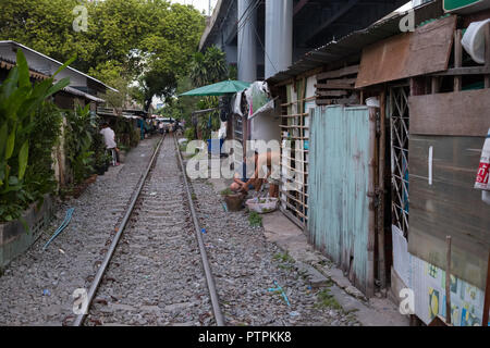 People living along an abandoned railway off Sukhumuit Road, Bangkok, Thailand Stock Photo