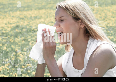 Frau mit Allergie, Allergiker, Fruehling, Sommer, Wiese, Pollenallergie (Modellfreigabe)