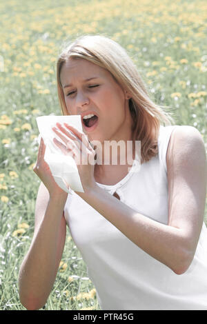 Frau mit Allergie, Allergiker, Fruehling, Sommer, Wiese, Pollenallergie (Modellfreigabe)