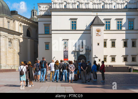 Vilnius palace, view of a tour group standing outside the Palace of the Grand Dukes of Lithuania in Cathedral Square, Vilnius Old Town, Lithuania. Stock Photo
