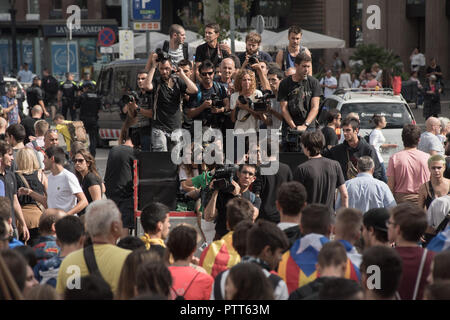 Barcelona, Catalonia, Spain. 1st Oct, 2018. FILE - A group of photojournalists and cameramen covering a march related to the Catalonian independence conflict in Barcelona on first October 2018. Credit: Jordi Boixareu/ZUMA Wire/Alamy Live News Stock Photo