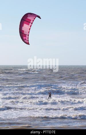 Hastings, East Sussex, UK. 11th Oct, 2018. UK Weather: Windy with gusts of up to 30mph but sunny morning in St. Leonards in Hastings. Highs of 19°C. A kite-surfer takes advantage of the ideal conditions. © Paul Lawrenson 2018, Photo Credit: Paul Lawrenson / Alamy Live News Stock Photo