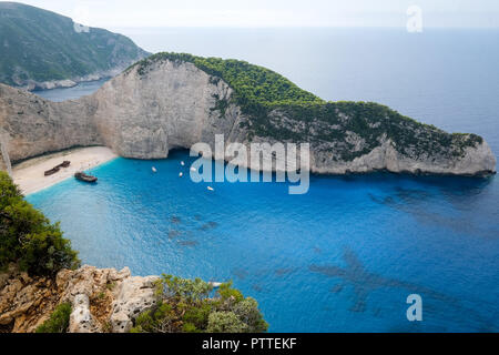 Zakynthos, Griechenland. 05th Oct, 2018. 05.10.2018, Greece, Zakynthos: View from the steep coast into the Navagio bay on the Greek island of Zakynthos in the Ionian Sea. The wreck of the coaster motor ship 'Panagiotis' can be seen here. In October 1980, the smuggler ship stranded here when it was pursued by the Coast Guard and suffered a machine failure. Credit: Jens Kalaene/dpa-Zentralbild/ZB | usage worldwide/dpa/Alamy Live News Stock Photo