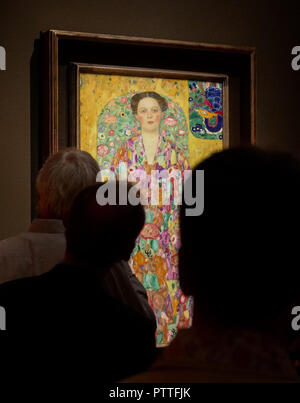 11 October 2018, Saxony-Anhalt, Halle: The painting "Eugenia Primavesi" (1913/14) by Gustav Klimt (1862-1918) is exhibited in the exhibition "Der Zauberer aus Wien" on the 100th anniversary of Klimt's death. The exhibition can be seen from 14.10.2018-06.01.2019 in the Kunstmuseum Moritzburg Halle (Saxony-Anhalt). Photo: Peter Endig/dpa Stock Photo