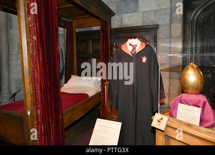 Potsdam, Brandenburg. 11th Oct, 2018. Harry Potter's boarding school bed and school uniform are shown in the Harry Potter exhibition. The exhibition, which opens for visitors on Saturday (13.10.2018) in the Filmpark Babelsberg, shows costumes and complete sets of the film series. Credit: Bernd Settnik/dpa-Zentralbild/dpa/Alamy Live News Stock Photo