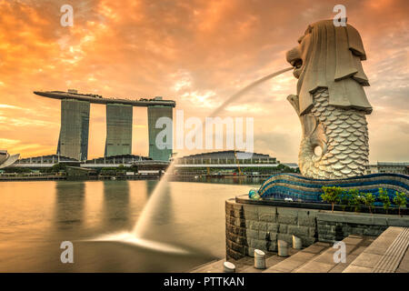The Merlion statue with Marina Bay Sands in the background, Singapore Stock Photo