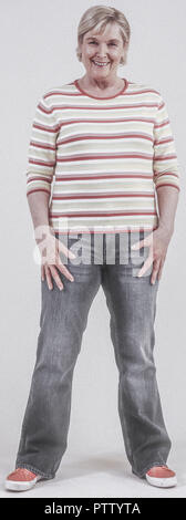Seniorin in Jeans und Pulli (model-released)