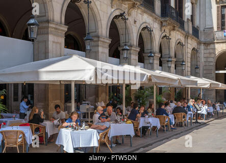 Plaça Reial, Barcelona. Tourists sitting outside a restaurant on the Plaça Reial (Plaza Real), Barri Gotic, Barcelona, Catalunya, Spain. Stock Photo