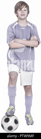 Junge steht mit einem Bein auf Fussball, verschraenkte Arme (model-released)