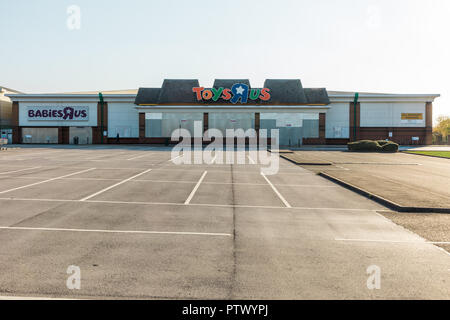 Former Toys R Us store at Meadowhall Retail Park, Sheffield, England. Location now closed down and boarded up with an empty parking lot. Stock Photo