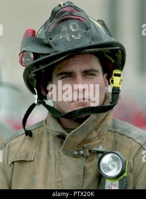 Original film title: LADDER 49. English title: LADDER 49. Year: 2004. Director: JAY RUSSELL. Stars: JOAQUIN PHOENIX. Credit: TOUCHSTONE PICTURES / Album Stock Photo