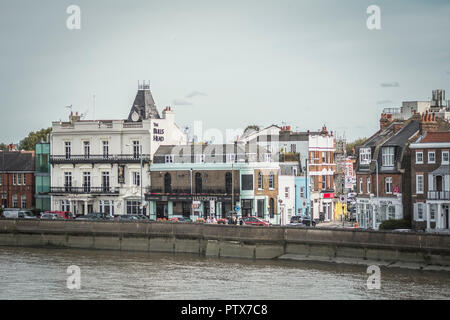 The Bull's Head pub on the Terrace from BArnes Bridge on the River Thames, Barnes, London, SW13, UK Stock Photo