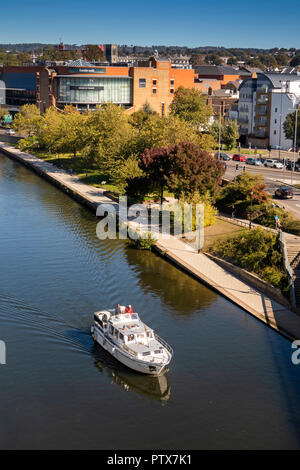 UK, Kent, Maidstone, Town Centre, leisure boat on River Medway alongside Valley Walk footpath Stock Photo