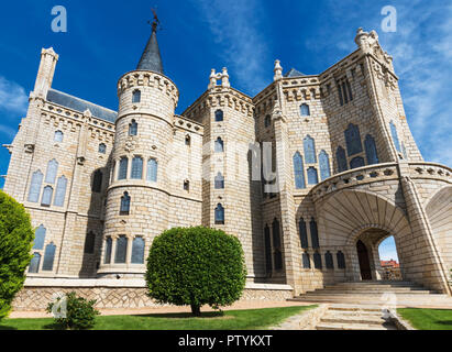 Astorga, Leon Province, Castile and Leon, Spain.  The Episcopal Palace, Palacio Espiscopal, designed by Catalan architect Antoni Gaudi.  Today the Pal Stock Photo