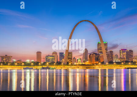 St. Louis, Missouri, USA downtown cityscape with the arch and courthouse at dusk. Stock Photo