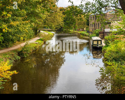Leeds and Liverpool Canal at Dowley Gap between Saltaire and Bingley West Yorkshire England Stock Photo