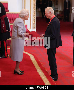 Mr. Bamber Gascoigne from Richmond is made a CBE (Commander of the Order of the British Empire) by Queen Elizabeth II, during an Investiture ceremony at Buckingham Palace, London. Stock Photo