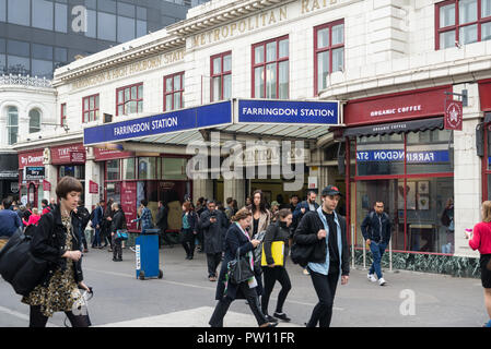 Morning commuters entering and leaving Farringdon railway station Stock Photo