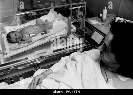 Archives 90ies: Giving birth at Hotel-Dieu hospital, Lyon, France Stock Photo