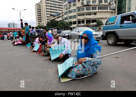 Dhaka, Bangladesh - October 11, 2018: Bangladeshi Disability Student’s continue protesters block Shahbagh intersection in Dhaka, demanding reinstatement of 5 percent Disability quota for class-I and class-II jobs in civil service. Credit: SK Hasan Ali/Alamy Live News Stock Photo